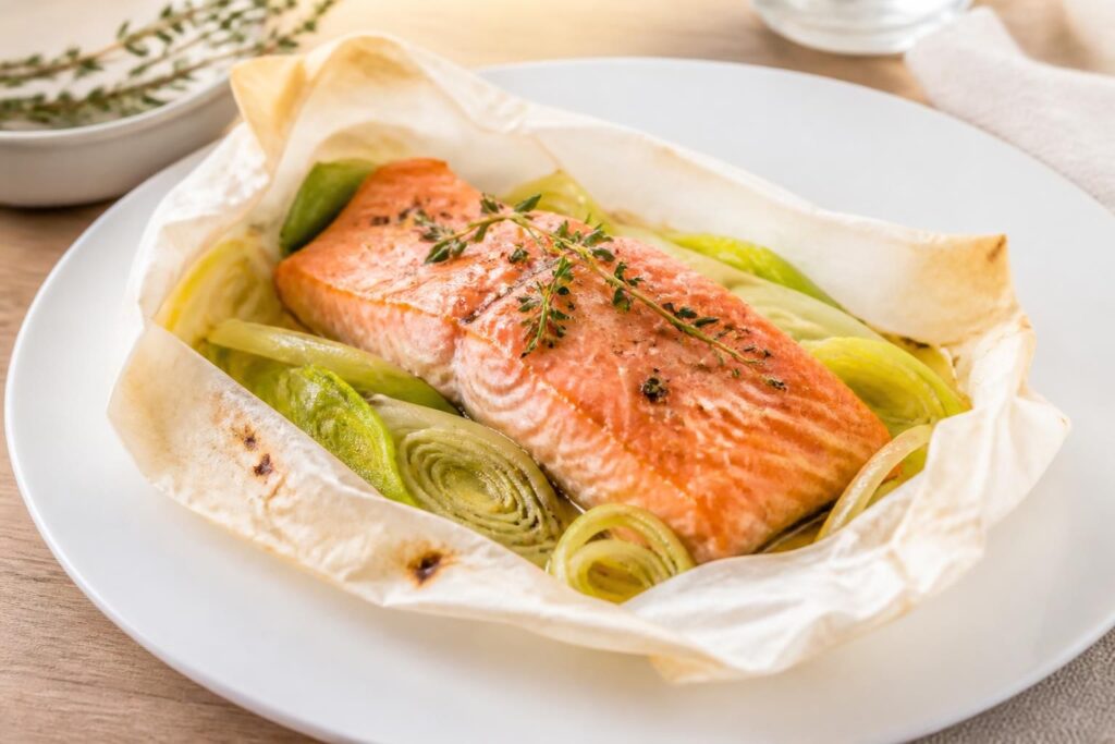 découvrez notre recette simple de saumon aux poireaux en papillote, parfaite pour un repas léger, sain et savoureux à préparer en quelques minutes.